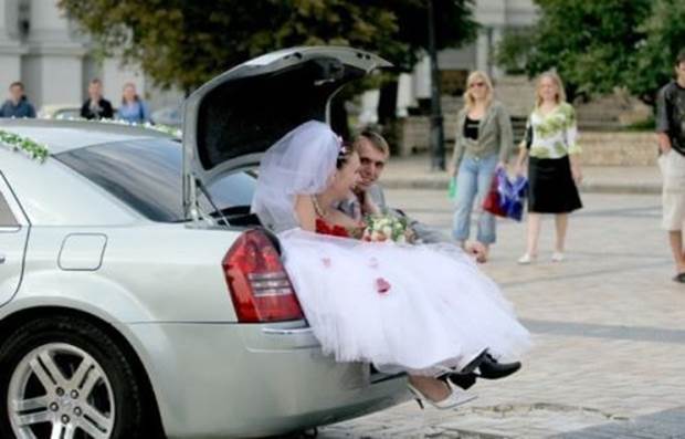 http://www.weddingsmadeez.net/wp-content/uploads/2012/03/funny-wedding-photography-behind-car.jpg
