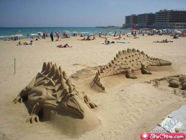 http://shechive.files.wordpress.com/2009/11/sand-sculptures-0.jpg?w=500&h=375