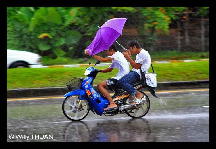 http://2.bp.blogspot.com/-bjz2ob-TqAg/T0JBPK1PR5I/AAAAAAAAFo8/wUy73nK1qJ4/s1600/raining-in-phuket.jpg