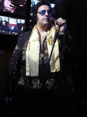 http://2.bp.blogspot.com/_vvAhyR-6PAM/TK6ByIXFYwI/AAAAAAAAGLc/OiNkidljJuQ/s320/Big-Elvis-stage-by-Vicki-Arkoff.jpg