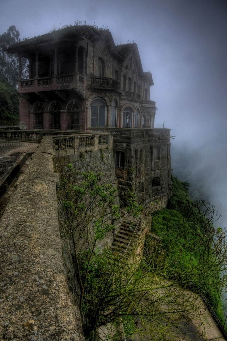 Beautiful and Abondoned El Hotel del Salto in Colombia Beautiful Abandoned Places Found Around the World (Photo Gallery)