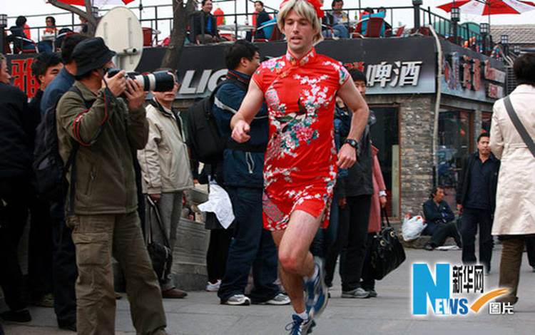 http://www.chinatoday.com/entertain/china.funny.pictures/man_in_qipao.jpg
