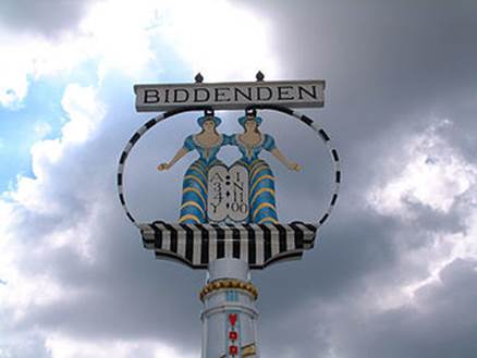 http://upload.wikimedia.org/wikipedia/commons/thumb/4/44/The_Biddenden_Maids_-_geograph.org.uk_-_220926.jpg/350px-The_Biddenden_Maids_-_geograph.org.uk_-_220926.jpg