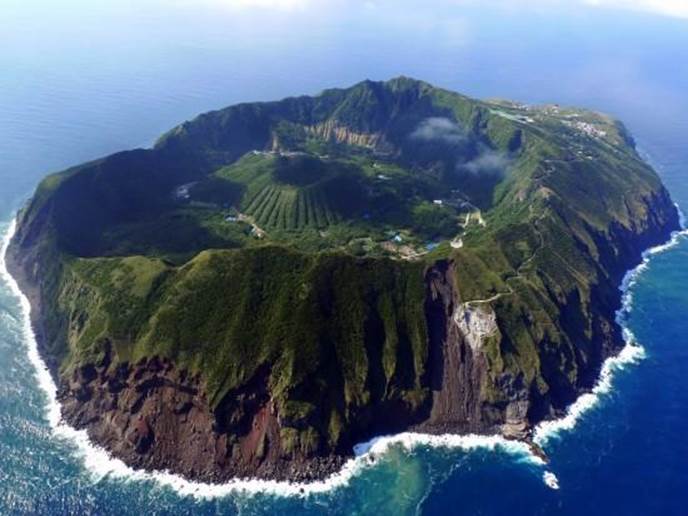 http://www.odditycentral.com/wp-content/uploads/2012/11/Aogashima-island-550x412.jpg