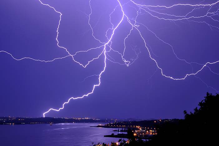 http://upload.wikimedia.org/wikipedia/commons/6/69/Lightning_over_Quebec.jpg