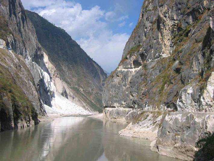 http://www.internationalrivers.org/files/signature-images/tiger_leaping_gorge_photo.jpg