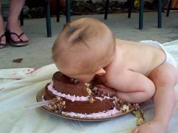 http://videoandmovies.com/wp-content/uploads/mvbthumbs/img_12242_first-birthday-cake-funny-baby.jpg