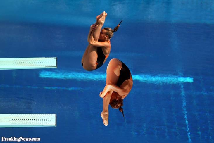 http://www.freakingnews.com/pictures/114500/Synchronized-diving--114821.jpg