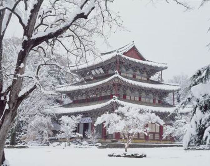 http://blog.asiahotels.com/wp-content/uploads/2008/12/temple-in-winter.jpg