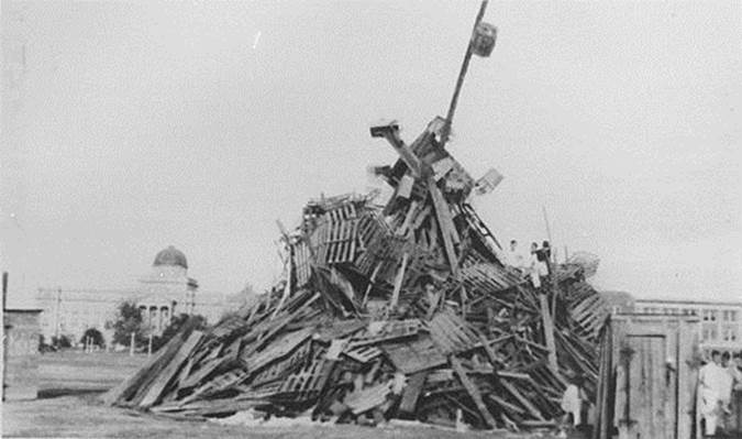 http://upload.wikimedia.org/wikipedia/en/1/13/1928_bonfire.jpg
