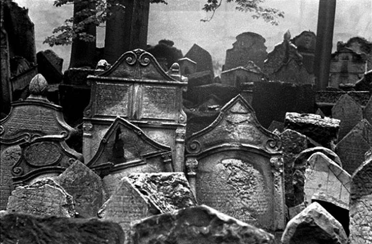 http://cdn4.list25.com/wp-content/uploads/2013/01/prague-old-jewish-cemetery.jpg