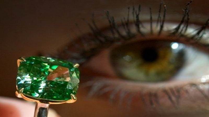 http://cdn2.list25.com/wp-content/uploads/2013/04/green-diamond-ring.png