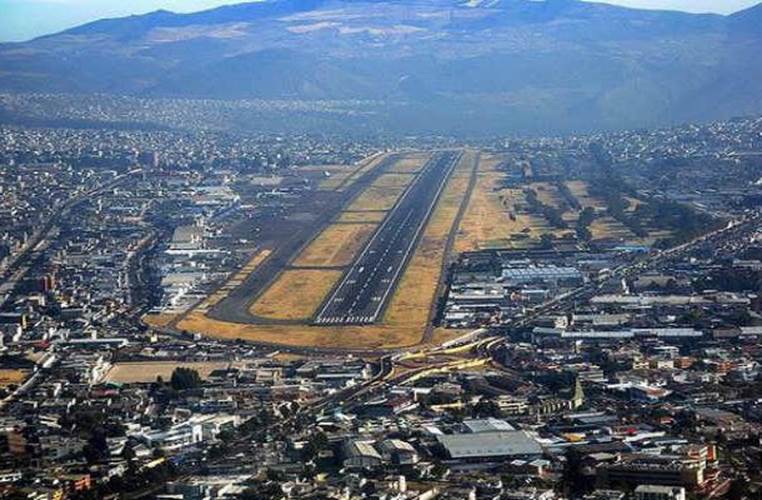 http://cdn3.list25.com/wp-content/uploads/2014/10/Old-Mariscal-Sucre-International-Airport-610x400.jpg