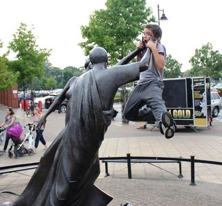 25 Most Epic Moments Of People With Statues