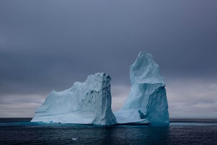http://cdn3.list25.com/wp-content/uploads/2014/10/davewalshphoto.photoshelter.com-MG-2540-iceberg-cathedral-20090808.jpg