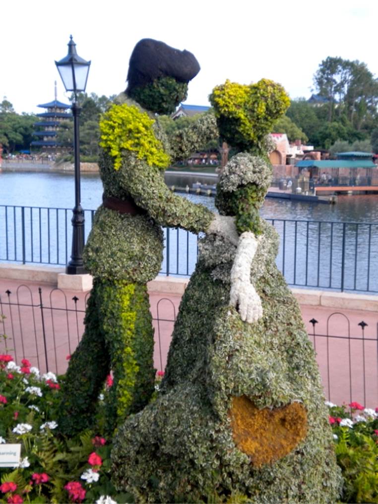 www.mouseplanet.com Prince Charming and Cinderella Topiary