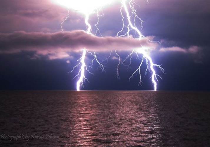 http://www.photographyblogger.net/wp-content/uploads/2013/06/1-lightning-on-water.jpg
