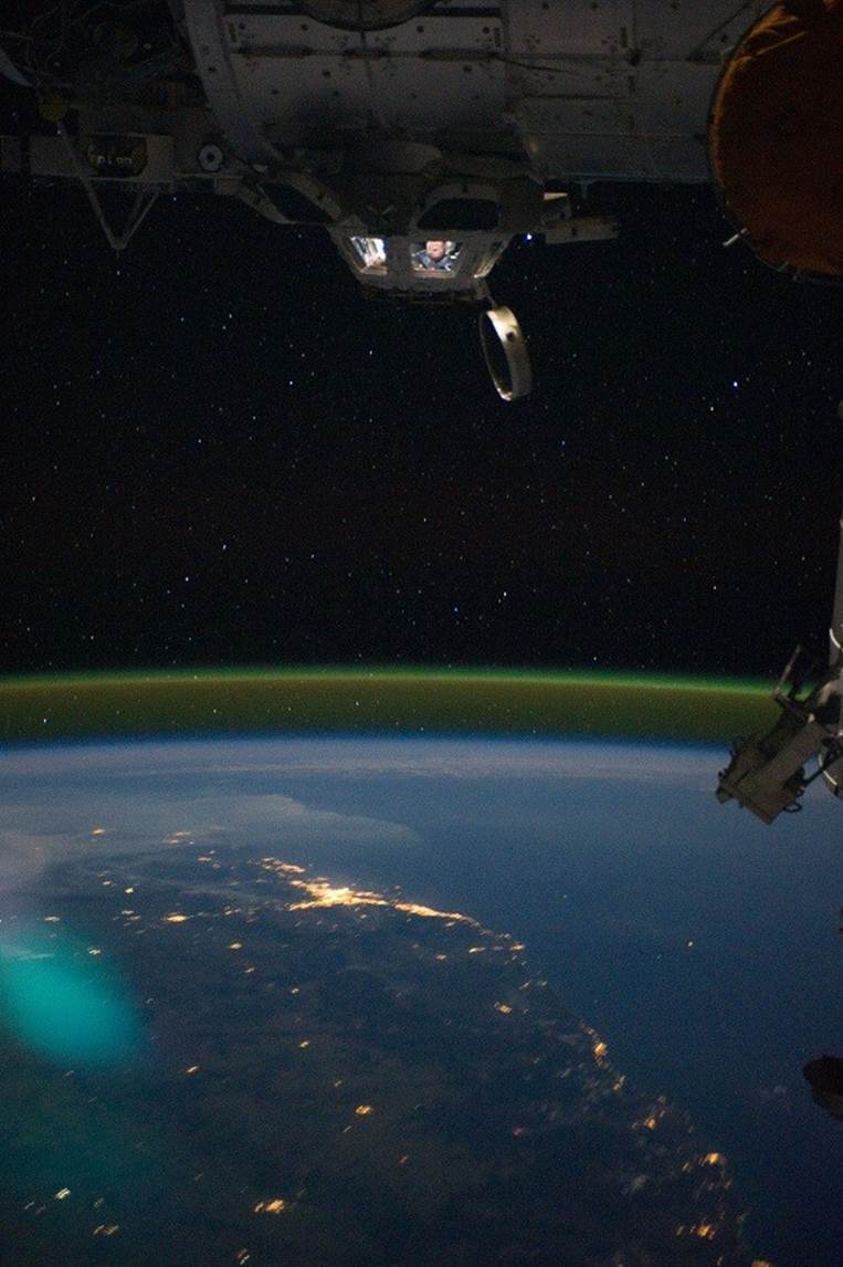 airglow - Cupola_above_the_darkened_Earth