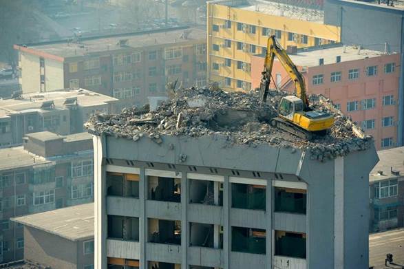 http://img.chinasmack.com/www/wp-content/uploads/2012/01/taiyuan-china-excavator-working-on-12-story-building-roof-01.jpg