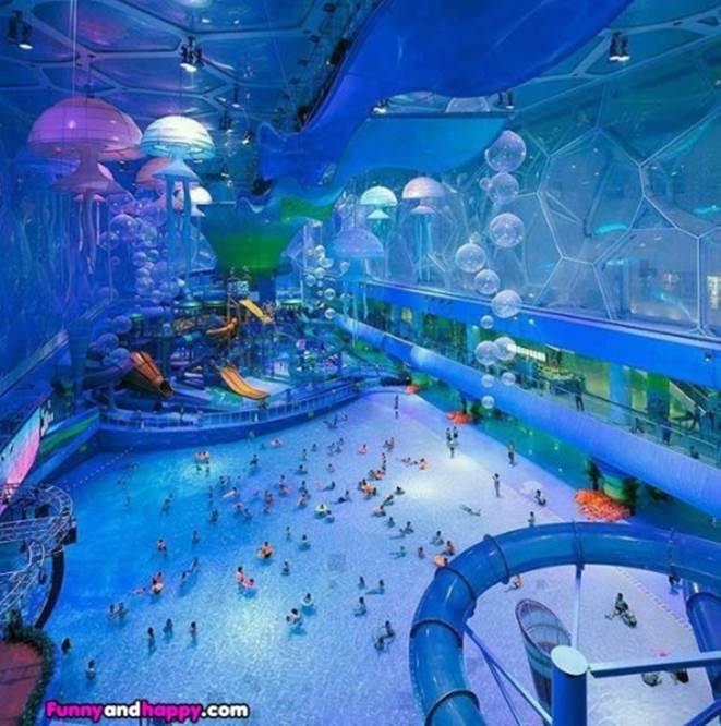 http://www.funnyandhappy.com/wp-content/uploads/2013/09/Amazing-giant-indoor-swimming-pool-Erstaunlich-riesigen-Hallenbad-tonnante-piscine-couverte-gant-ھasn-ob-kryt-koupalit-529x533.jpg