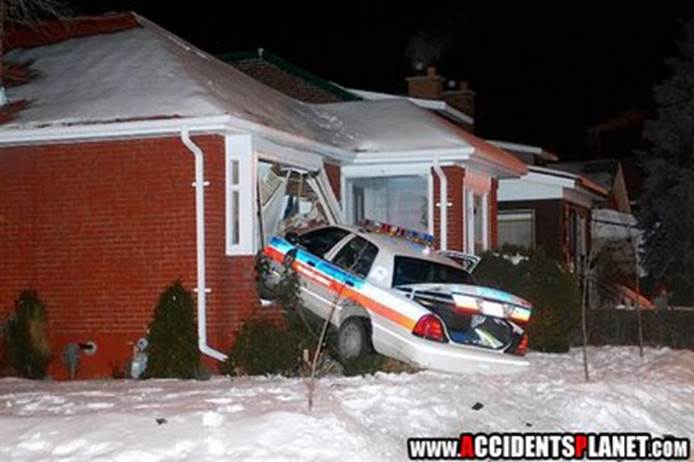 http://1.bp.blogspot.com/_IX8poG1JX9c/SYx1pUYtA3I/AAAAAAAAAOs/V4VtN9Miixw/s400/police_car_crash_house.jpg