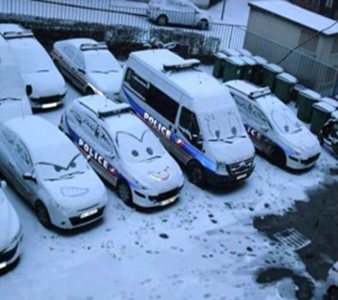 http://yourimageoncanvas.co.uk/blog/wp-content/uploads/2013/01/funny-cars-snow-faces-300x240.jpg