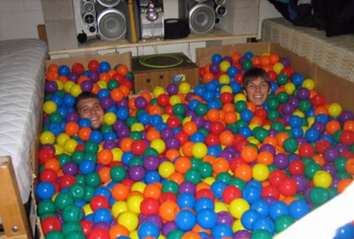 http://lolpranks.com/wp-content/uploads/2010/11/funny-college-dorm-room-filled-with-plastic-play-balls-lol-uni-mates-revenge.jpg
