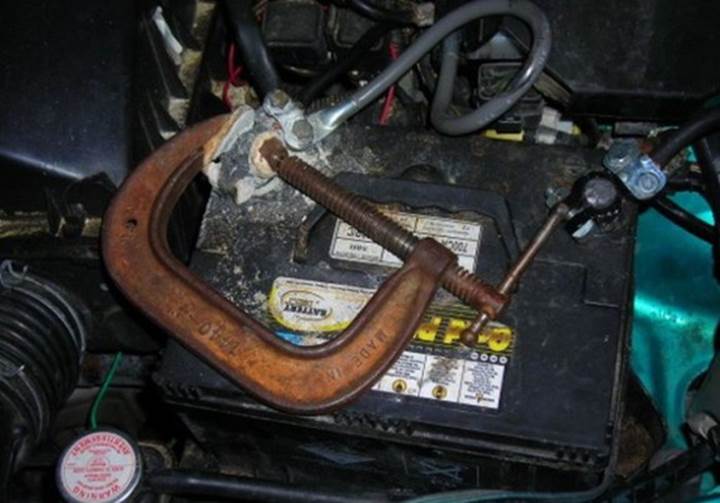 worst diy car repairs 05 576x402 Crazy car repairs (40 pics)