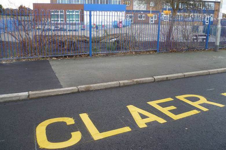 http://i4.mirror.co.uk/incoming/article3184162.ece/ALTERNATES/s2197/The-Keep-Clear-misspelling-outside-Highfield-Primary-School-in-Blacon-3184162.jpg