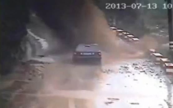 http://dailypicksandflicks.com/wp-content/uploads/2013/07/Passengers-escape-car-swamped-by-landslide-in-China.jpg