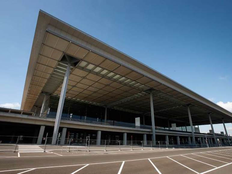 New airport openings around the world (© TOBY MELVILLE/Newscom/Reuters)