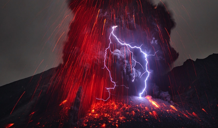 http://www.dvice.com/sites/dvice/files/styles/blog_post_media/public/martin-rietze-lightning-volcano-4.jpg?itok=dWh8JdrE