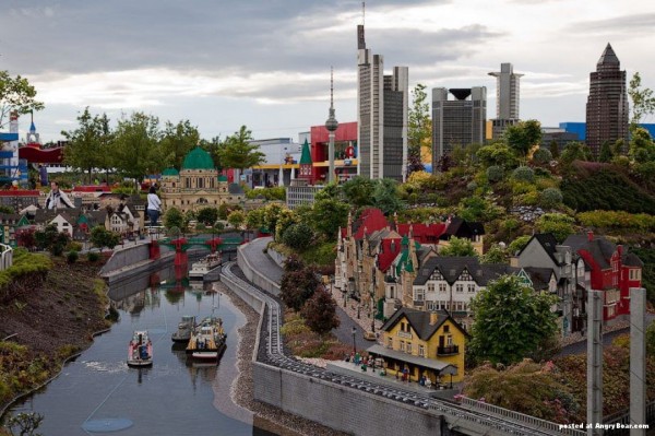 interesting featured art 2 : The whole city made of LEGO
