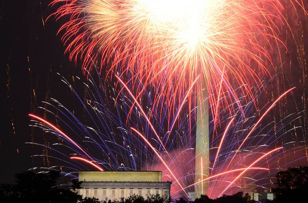 Fireworks in front of the Lincoln Memorial and Washington Monument