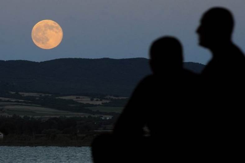 9 breathtaking photos of the supermoon from around the world