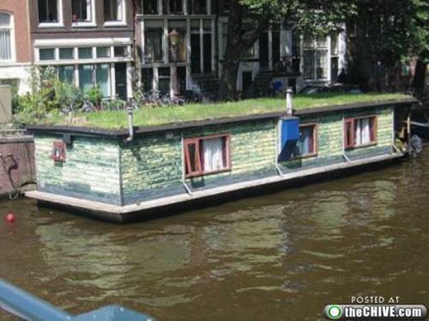 http://thechive.files.wordpress.com/2010/12/awesome-funny-houseboats-2.jpg?w=500&h=374