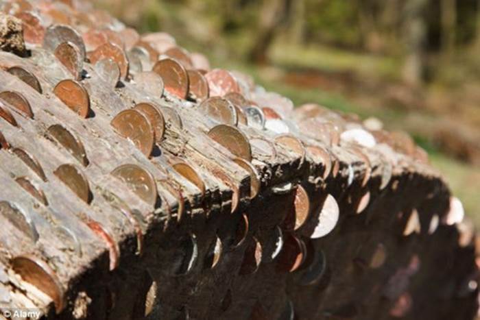 Britain true funny money spinner: the tree is covered with coins 