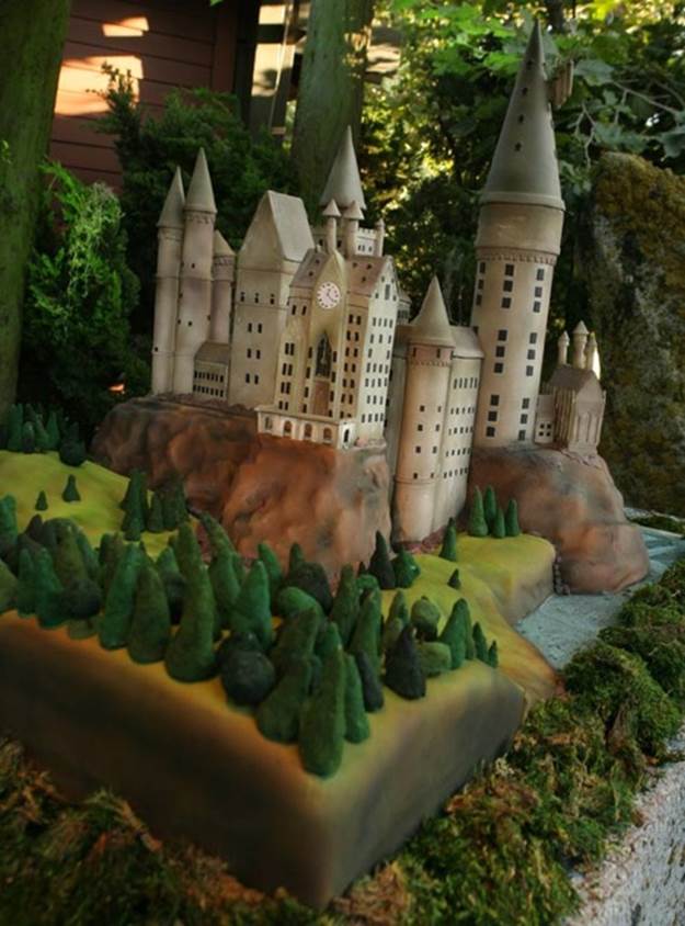 http://cdn2.list25.com/wp-content/uploads/2012/05/Hogwarts-cake.jpg