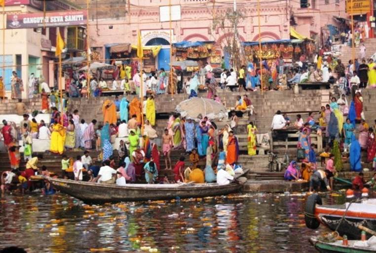 commons.wikimedia.org Ganges_river_at_Varanasi_2008