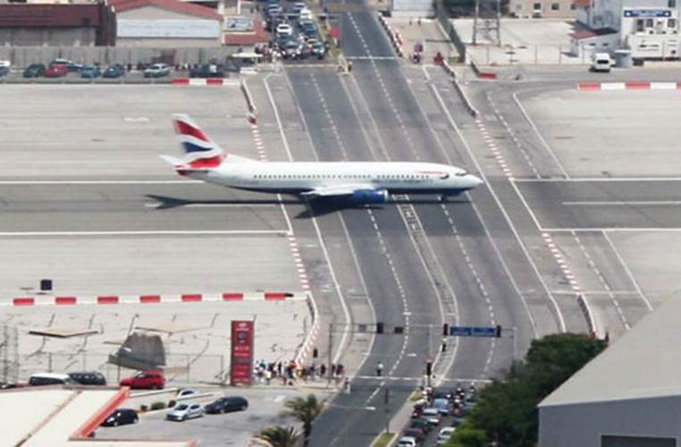 http://cdn4.list25.com/wp-content/uploads/2014/10/Gibraltar-Airport-610x400.jpg