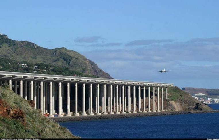 http://cdn4.list25.com/wp-content/uploads/2014/10/Madeira-Airport-610x390.jpg