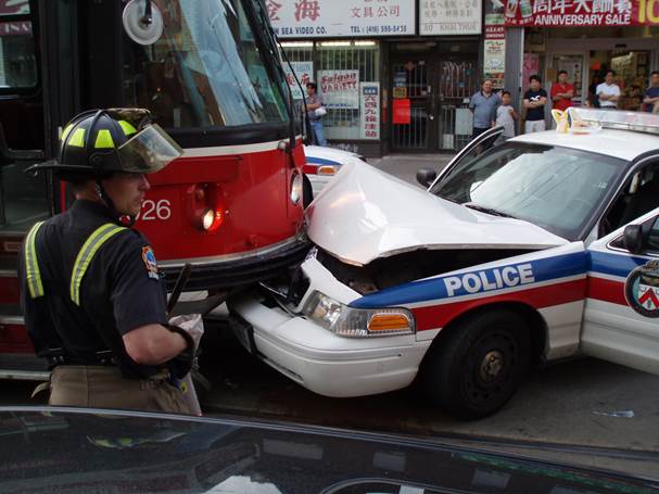 https://upload.wikimedia.org/wikipedia/commons/9/96/TorontoPoliceCarAccident2.jpg