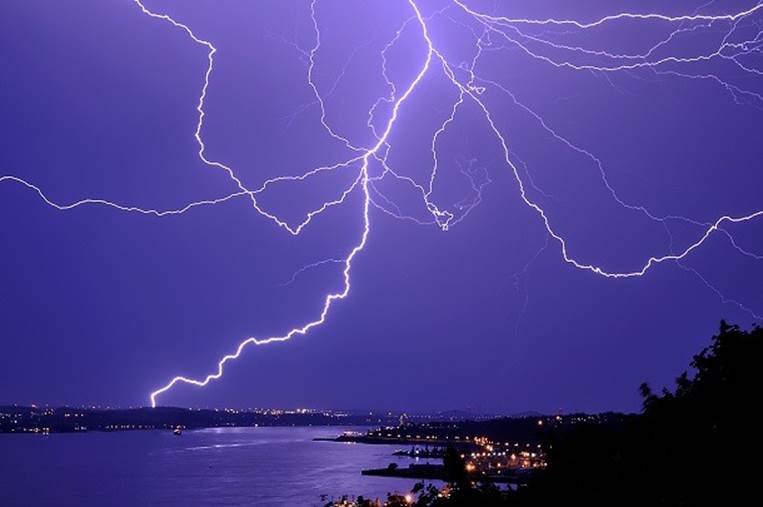 Lightning_over_Quebec
