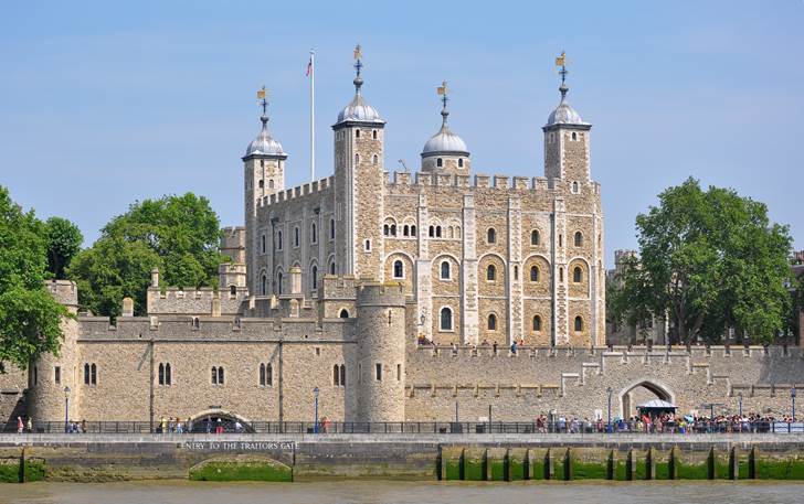 https://upload.wikimedia.org/wikipedia/commons/2/2c/Tower_of_London_viewed_from_the_River_Thames.jpg