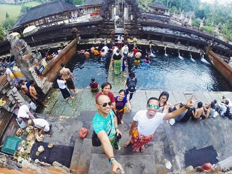 bali temple selfie