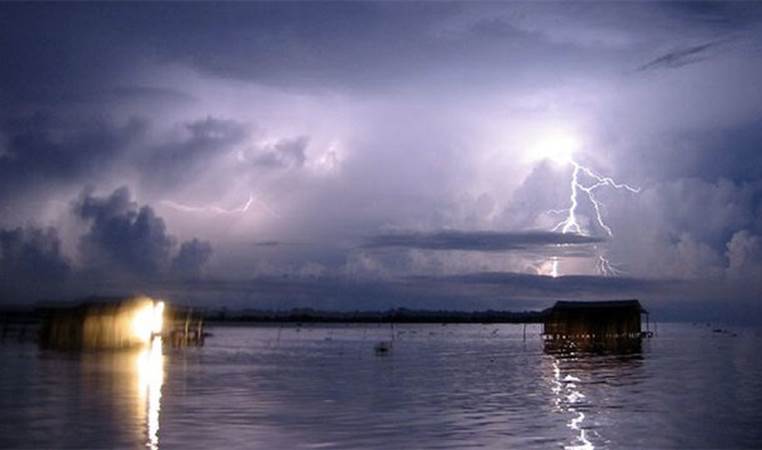 For about half of the year, and nearly 10 hours per day, the mouth of the Catatumbo River in Venezuela receives hundreds of lightning strikes every hour. This 