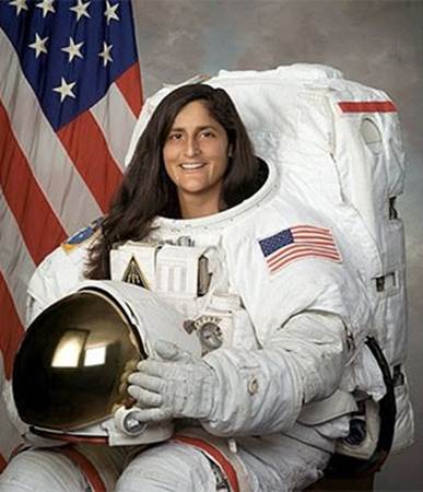 Sunita Williams, an astronaut, ran an entire marathon on the International Space Station simultaneously with her sister who was running in the Boston Marathon