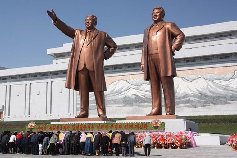 The_statues_of_Kim_Il_Sung_and_Kim_Jong_Il_on_Mansu_Hill_in_Pyongyang