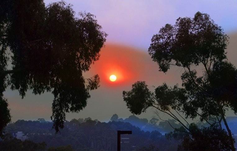 Sun_in_hazy_sky_due_to_SoCal_wildfires