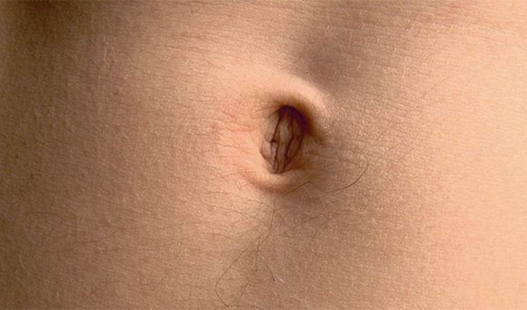 Who is most likely to have belly button fluff?